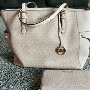 GUC Michael Kors Gilly Large Drawstring Travel Tote w/wallet